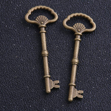 Load image into Gallery viewer, 4pcs/lot 22*63mm Antique Bronze Metal Alloy Lovely Large Fan Key
