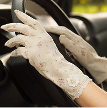 Load image into Gallery viewer, Women&#39;s Vintage Rose Lace Cotton Gloves
