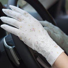 Load image into Gallery viewer, Women&#39;s Vintage Rose Lace Cotton Gloves
