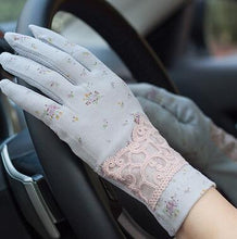 Load image into Gallery viewer, Women&#39;s Vintage Rose Lace Cotton Gloves
