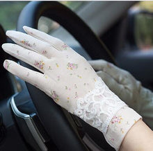 Load image into Gallery viewer, Women&#39;s Vintage Rose Lace Cotton Gloves
