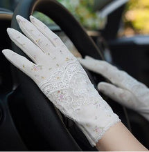 Load image into Gallery viewer, Women&#39;s Vintage Rose Lace Cotton Gloves
