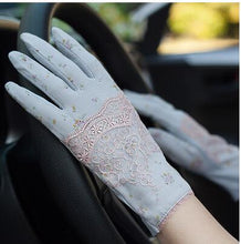 Load image into Gallery viewer, Women&#39;s Vintage Rose Lace Cotton Gloves
