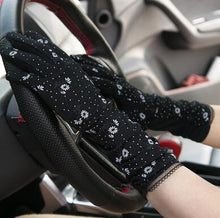 Load image into Gallery viewer, Women&#39;s Vintage Rose Lace Cotton Gloves
